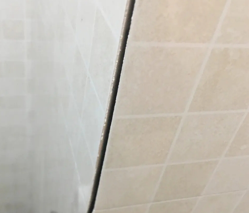 图们瓷砖空鼓维修公司分享阳台瓷砖脱落的修复过程可以分为以下几个步骤