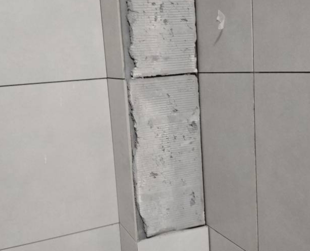 图们瓷砖空鼓维修公司分享下瓷砖施工前基层浇水润湿程度不足，可能导致以下问题